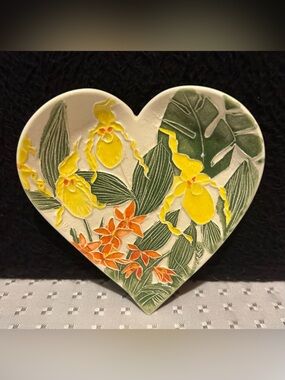 Faith Ann Originals Heart-Shaped Dish Hand Carved & Painted Yellow Daffodil 4.5